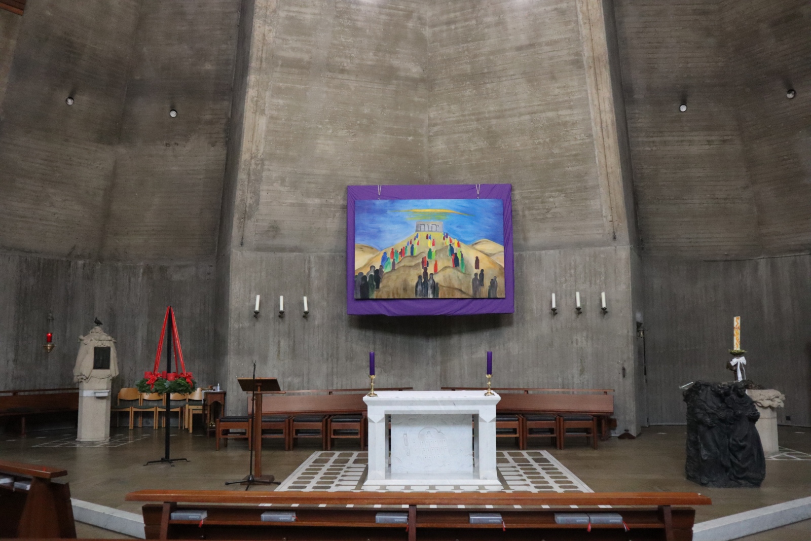 selbstgestaltetes Altarbild im Altarraum der Kirche Hl.Ewalde
