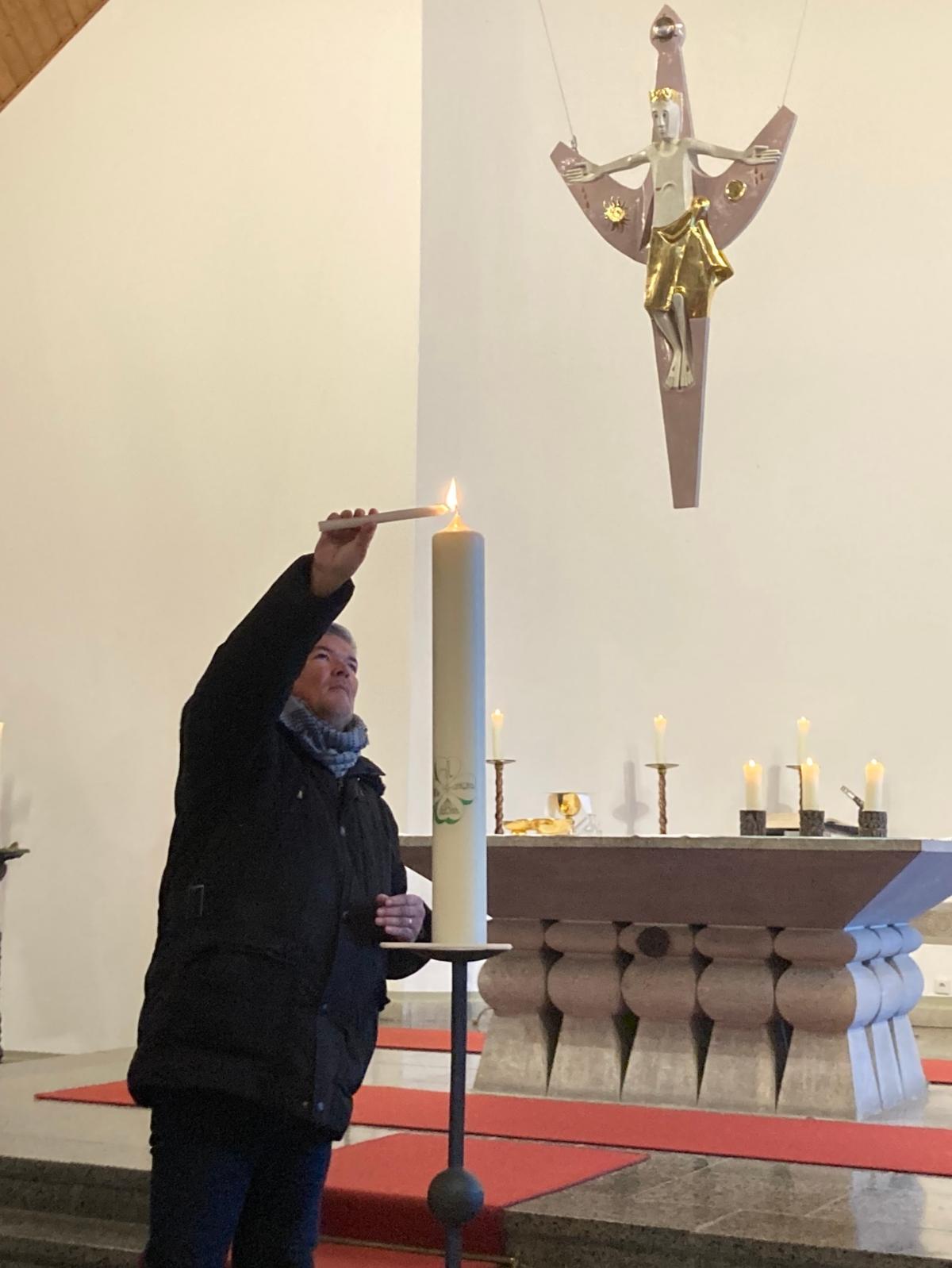 Entzündung der Südhöhenkerze in St. Christophorus