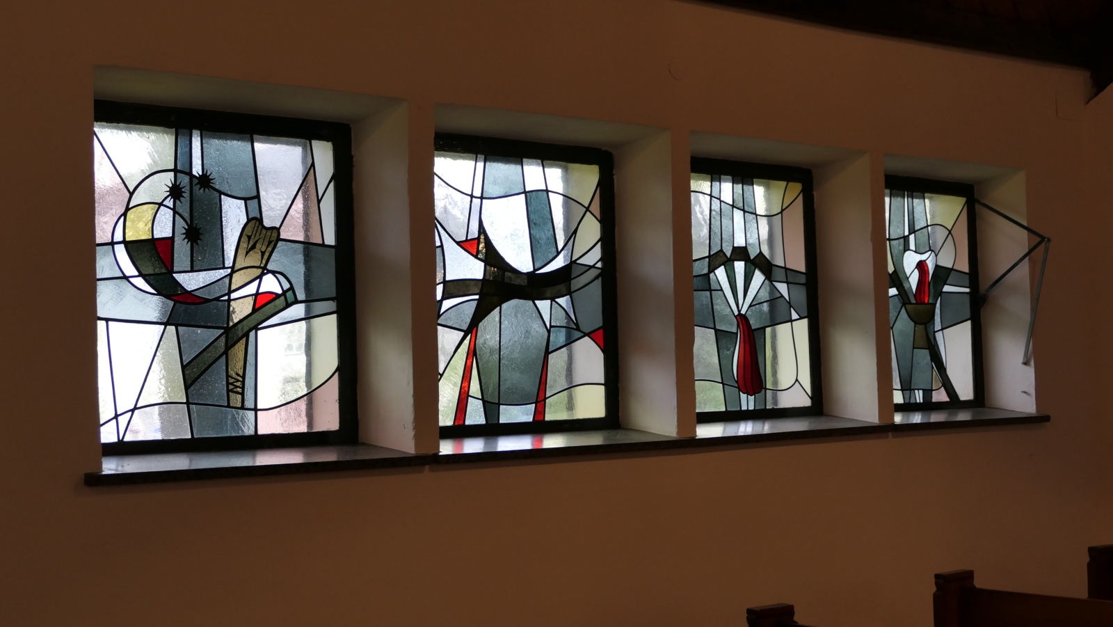Fenster mit Leidenssymbole am hinteren Seitenschiff