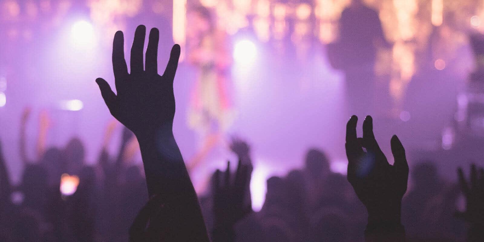 Die Hände gehen hoch (c) CC0 1.0 - Public Domain (von unsplash.com) Die Hände gehen hoch